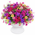 Künstliches Blumengesteck mit bunten Petunien im Dekotopf